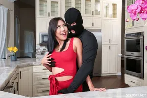 Vợ để bố dượng phá trinh con gái