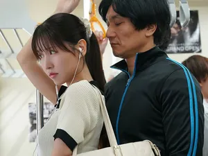 Con gái riêng bú chuối cho dượng trong lễ mừng năm mới cùng gia đình