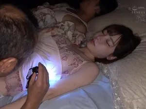 Hai cô hầu gái loli ngây thơ và cậu em trai 4P nhiệt tình, cả khuôn mặt đều dễ thương và xinh đẹp