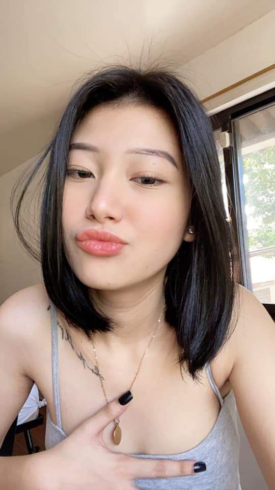 Cô gái xinh đẹp từ gia đình học giả ở Thượng Hải nói, "Đi sâu hơn nữa~Ahhh~Chồng ơi, làm em chết đi! Đẩy con cặc to của anh nhanh hơn đi! Em chịu không nổi nữa rồi..." Đúng là dâm đãng!