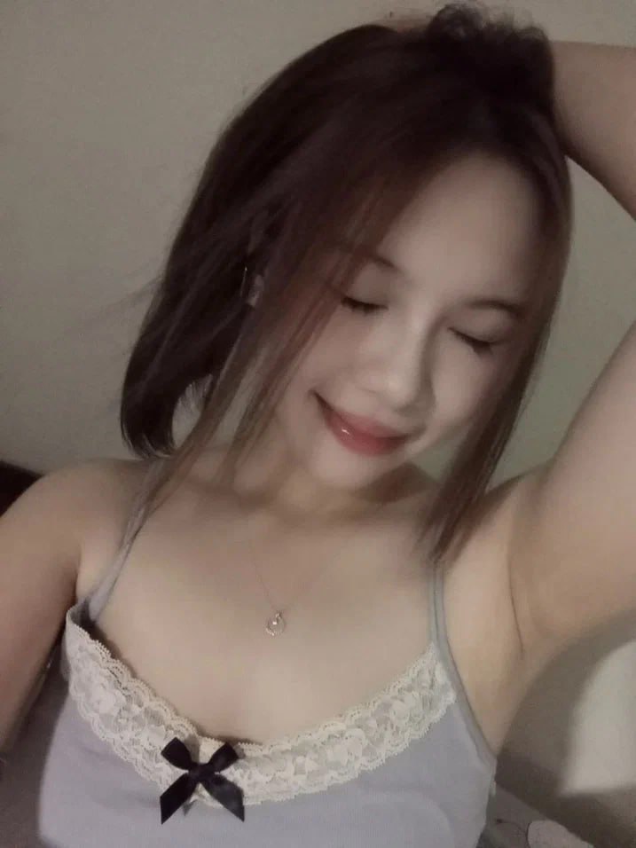 Gã đàn ông giàu có khốn khổ đã quan hệ tay ba với hai con đĩ, dùng đạo cụ để chọc vào âm hộ của chúng và vui vẻ, tận hưởng dịch vụ trực tiếp của hai con đĩ liếm dương vật và tinh hoàn của chúng, sau đó bị địt và rên rỉ không ngừng.